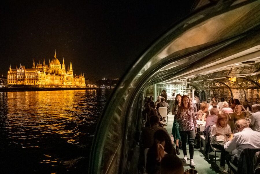 Budapest: Candlelit Dinner River Cruise with Live Music - What $129 buys you in Budapest