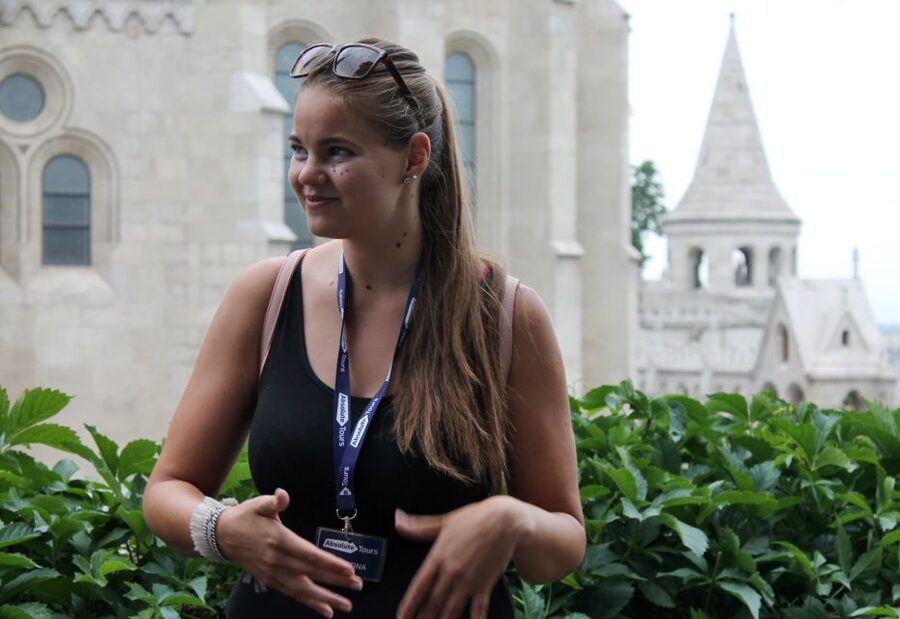 Budapest: Castle District Walk with Matthias Church Entry - Sándor Palace and the modern state