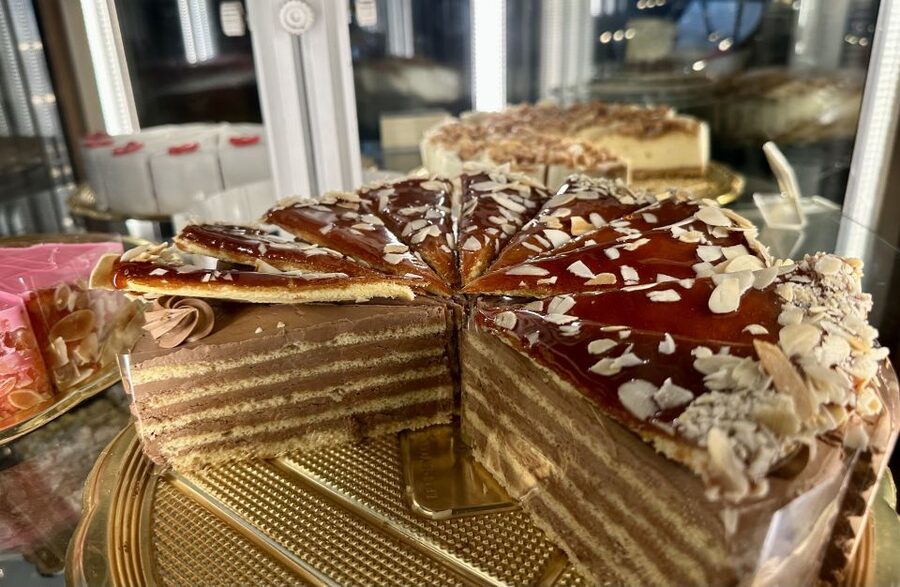 Budapest: Coffee House Tour with Cofffee & Dessert Tasting - A food tour that adds monuments and city stories