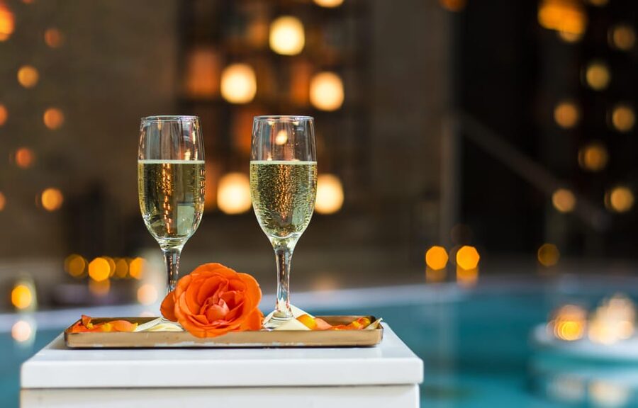 Budapest: Couple Holistic Swedish Massage with Jacuzzi Time - Who will enjoy this most?