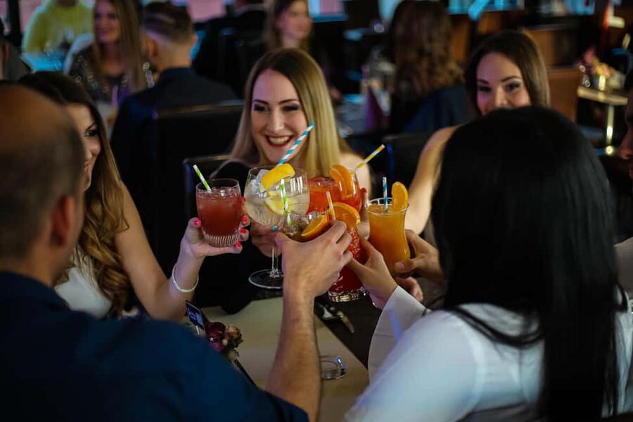 Budapest: Danube Cruise with Folk Dancing and Drinks - Hungarian music and folk dancing are the main event