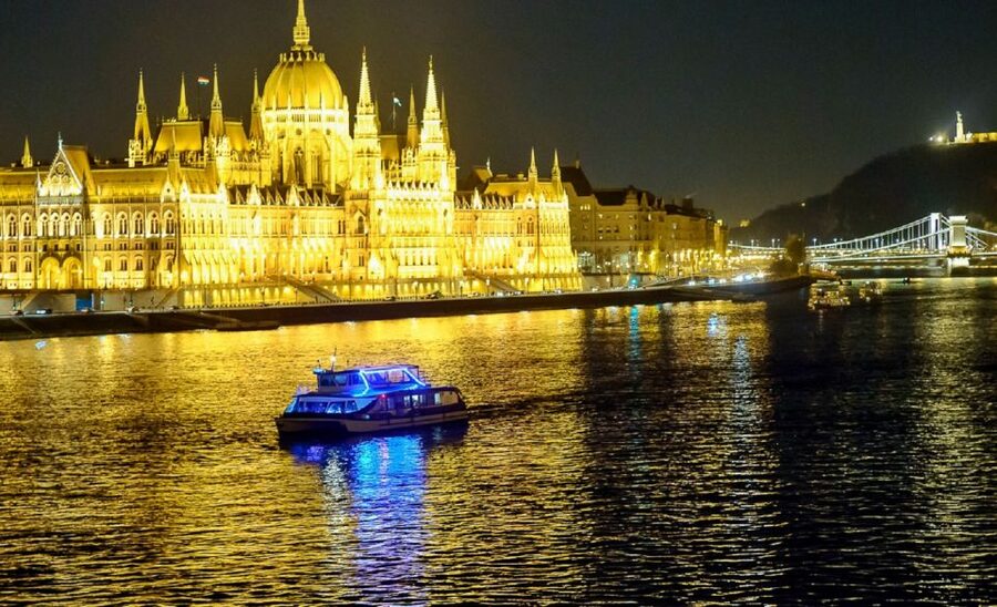 Budapest: Danube Drink and Piano Show - Gellert Hill and the southern turn