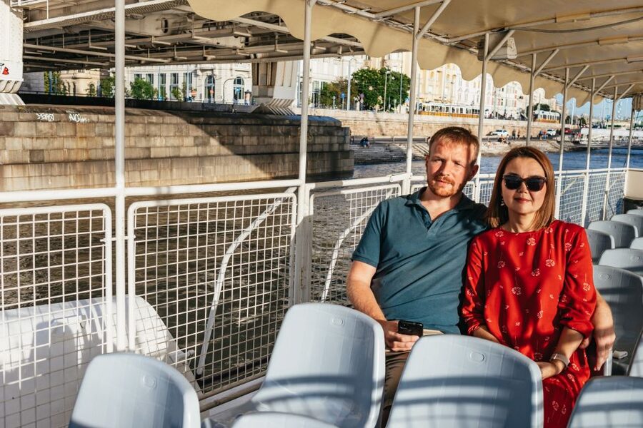 Budapest: Danube River City Lights Express Cruise - Audio commentary and onboard service