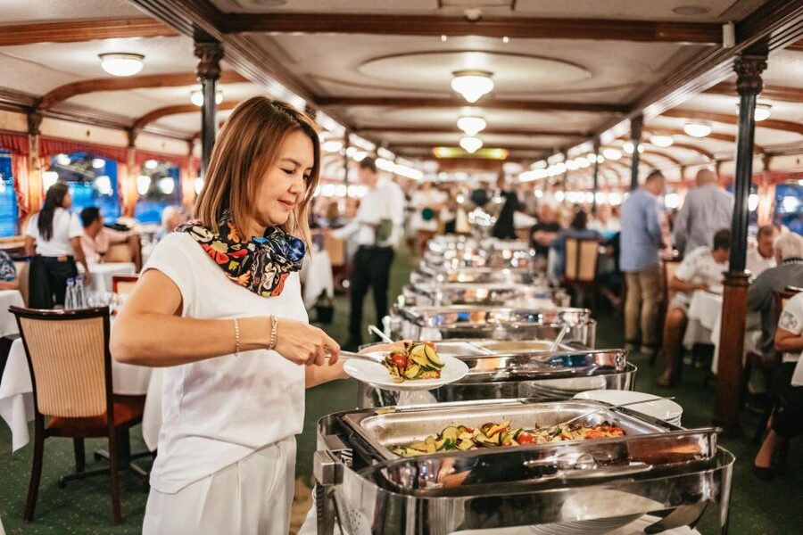 Budapest: Danube River Cruise with Dinner and Prosecco - Boarding at Akadémia dock 2