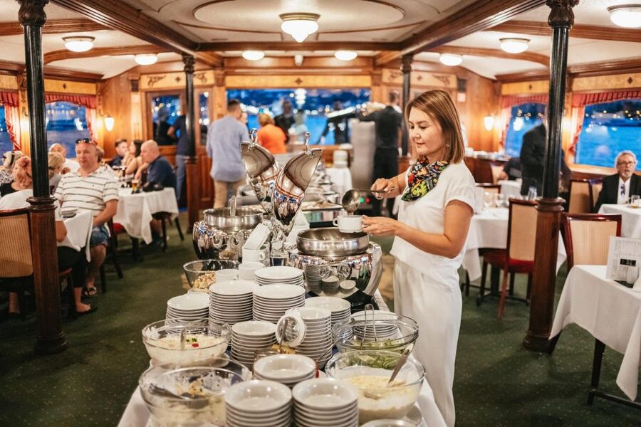 Budapest: Danube River Cruise with Dinner and Prosecco - Who should book this Danube cruise?