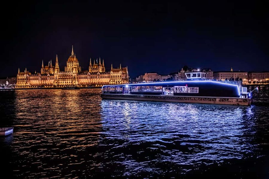 Budapest: Danube River Sightseeing Cruise with Audio Guide - Key points to know before boarding