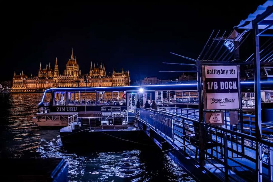 Budapest: Danube River Sightseeing Cruise with Audio Guide - Chain Bridge and the Buda Castle district