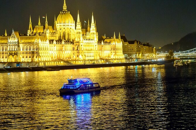 Budapest Danube Sightseeing Cruise with Unlimited Drinks - Gellért Hill and the southern Buda panorama