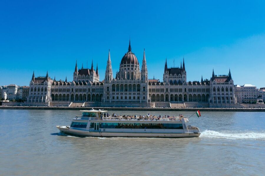 Budapest: Day or Night River Cruise on Panoramic Boat - Daylight or city lights?