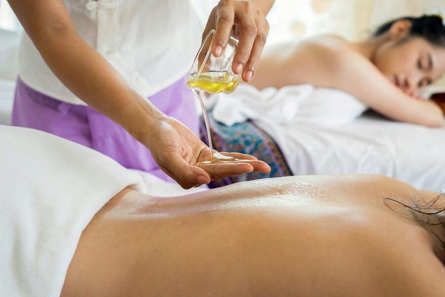 BUDAPEST, Day Spa : Couples Massage with Roses Bubble Bath - Who will get the most from this experience