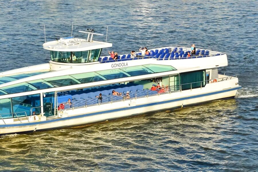 Budapest: Daytime Sightseeing Boat Cruise - The welcome drinks and onboard comfort