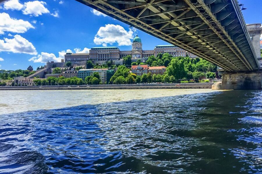 Budapest: Daytime Sightseeing Boat Cruise - The first views: bridges and the Pest riverfront