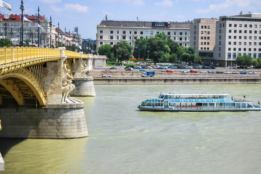 Budapest: Daytime Sightseeing Boat Cruise - Buda Castle and the western bank