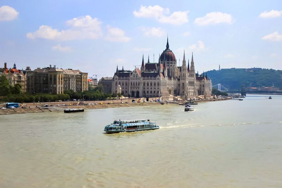 Budapest: Daytime Sightseeing Boat Cruise - Choosing the best departure time