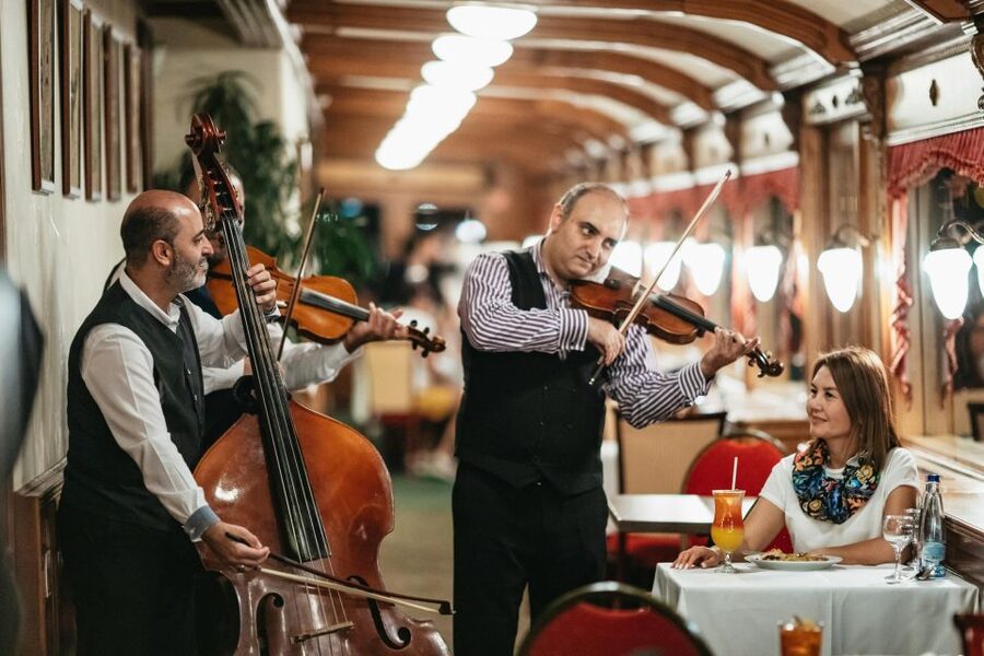 Budapest: Dinner Cruise with Live Music and Folk Dance Show - The Hungarian buffet: what is worth trying