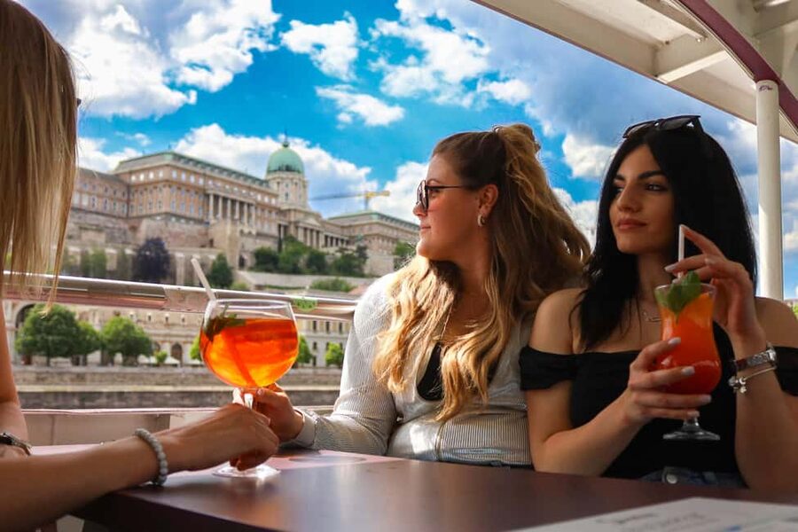 Budapest: Downtown Budapest Cocktail Cruise - Sunset timing changes the whole experience