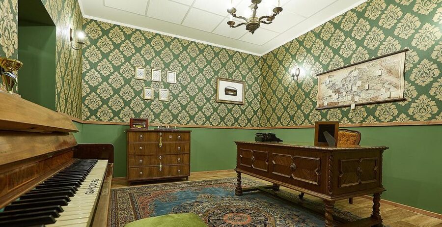 Budapest: Escape Room game, Sherlock Case - The Sherlock case begins with a suspicious death