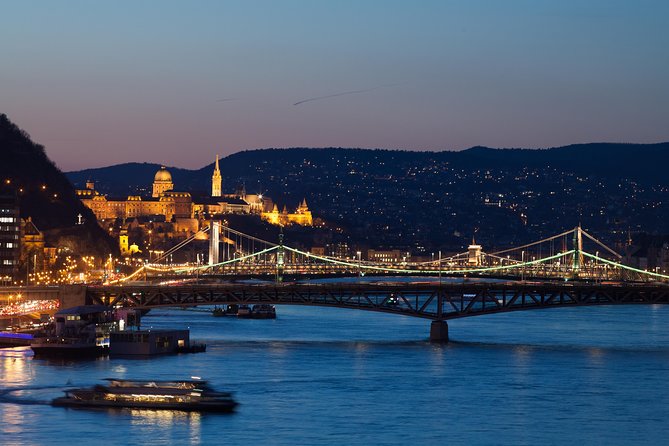 Budapest Essential Walk&Food tasting - A fast start at Deák Ferenc Square