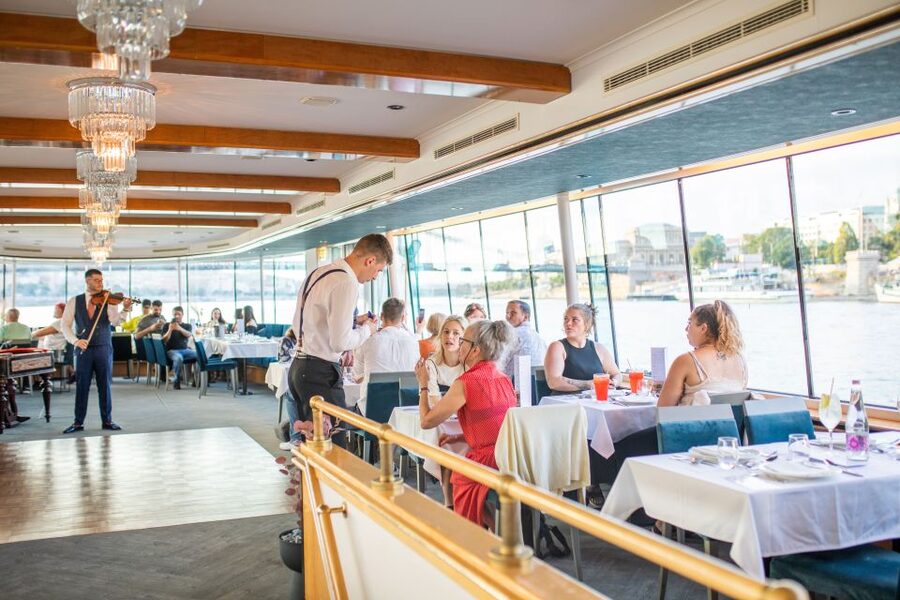 Budapest: Evening Cruise and Dinner with Welcome Drink - Four things to know before booking