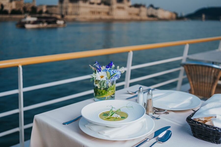 Budapest: Evening Cruise and Dinner with Welcome Drink - Four courses with Budapest as the backdrop