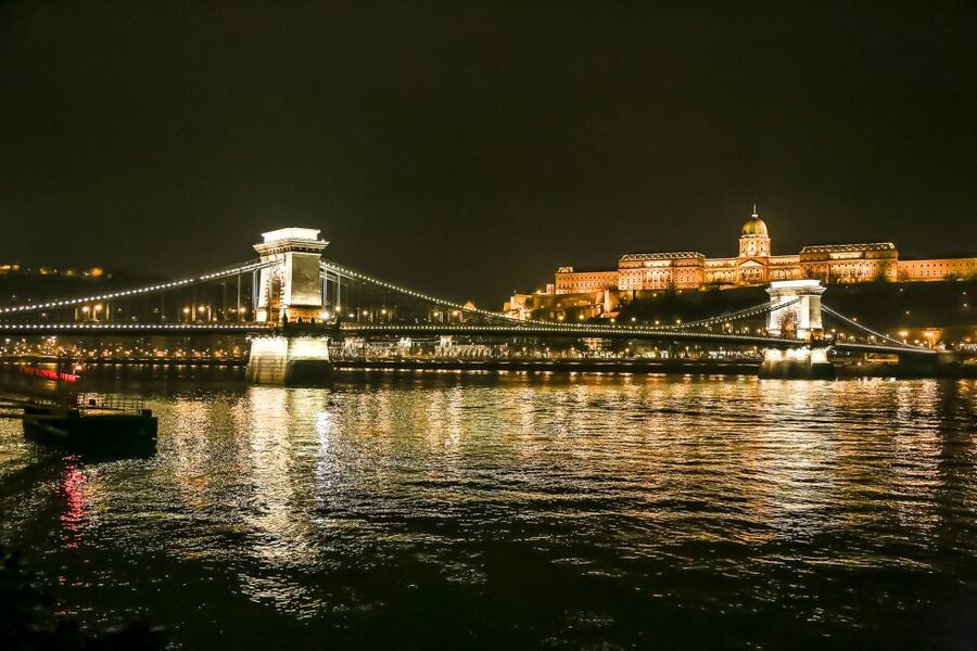 Budapest: Evening Cruise including Drinks and Live Music - Drinks, seating, and the onboard atmosphere