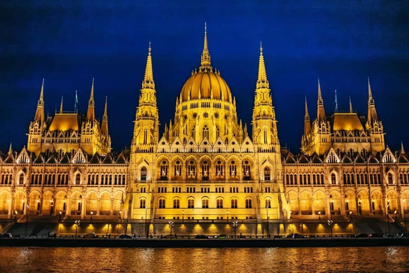 Budapest: Evening Cruise with 4-Course Dinner - Who should book this cruise?