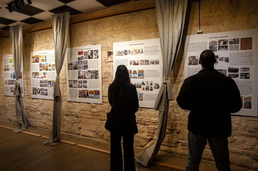 Budapest: Ghetto Wall Exhibition Tour with History Guide - Seeing the last Jewish Ghetto Wall fragment