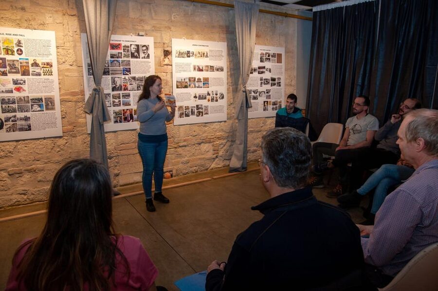 Budapest: Ghetto Wall Exhibition Tour with History Guide - Adding the Jewish Quarter walking tour