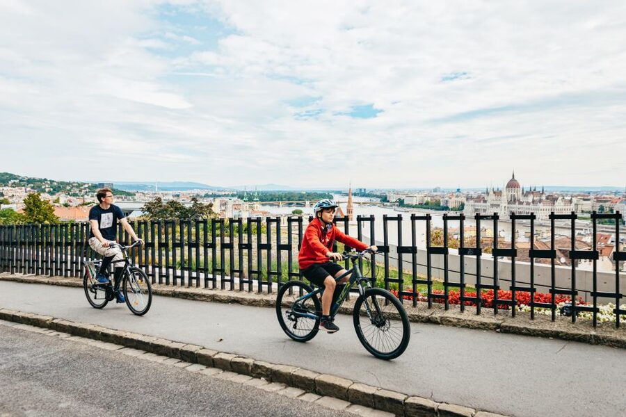 Budapest: Grand Sightseeing Bike Tour - The climb to Castle Hill and Fishermen’s Bastion