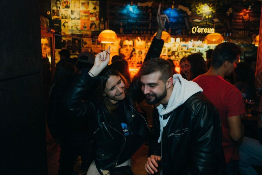 Budapest: Guided Bar Crawl Walking Tour - Pálinka, cocktails, and Király utca
