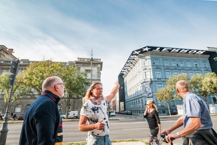 Budapest: Guided City Discovery Bike Tour - Starting in central Budapest and finding your bearings