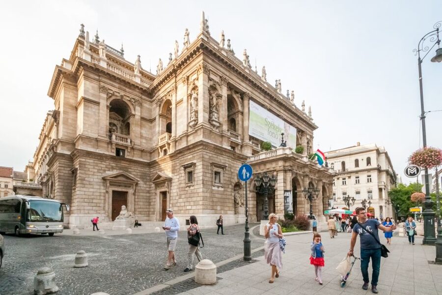 Budapest: Guided City Discovery Bike Tour - Returning through old streets and the Jewish Quarter