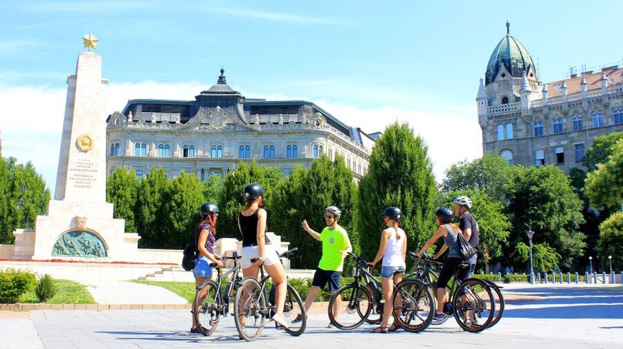 Budapest: Guided City Tour by E-Bike - Crossing to Buda and climbing to the Castle District