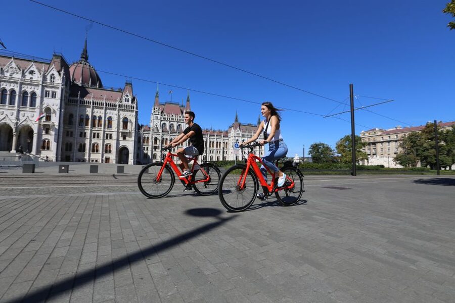 Budapest: Guided Downtown Electric Bike Tour - Central Market Hall, the National Museum, and the Great Synagogue