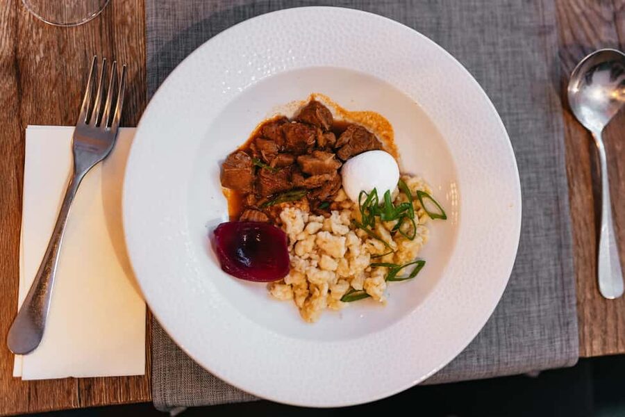Budapest: Guided Foodie Walking Tour with Food and Drinks - Key points at a glance