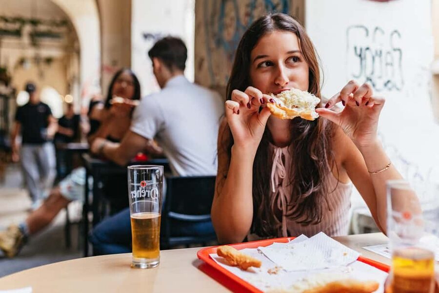 Budapest: Guided Foodie Walking Tour with Food and Drinks - Starting at the Kazinczy Street Synagogue
