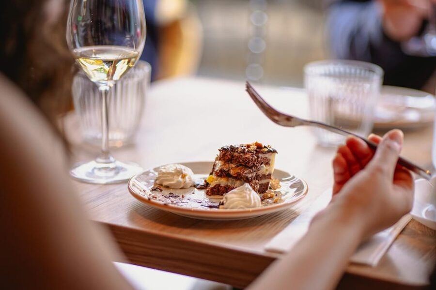 Budapest: Guided Foodie Walking Tour with Food and Drinks - Sit-down classics: nokedli and flódni