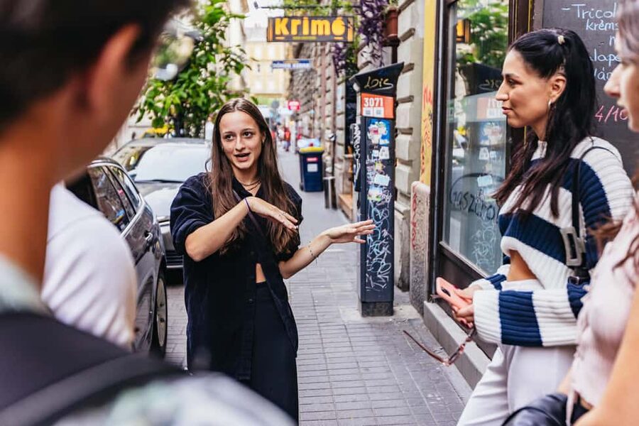 Budapest: Guided Foodie Walking Tour with Food and Drinks - The atmosphere: from ruin bars to cellar dining