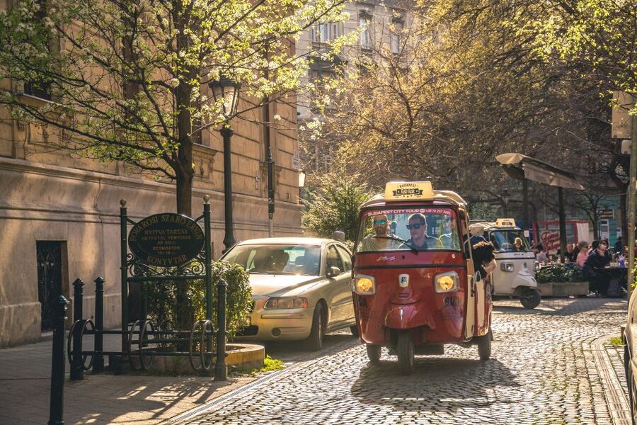 Budapest: Half-Day Exclusive Highlights Private Tour - Buda, viewpoints, and quieter corners