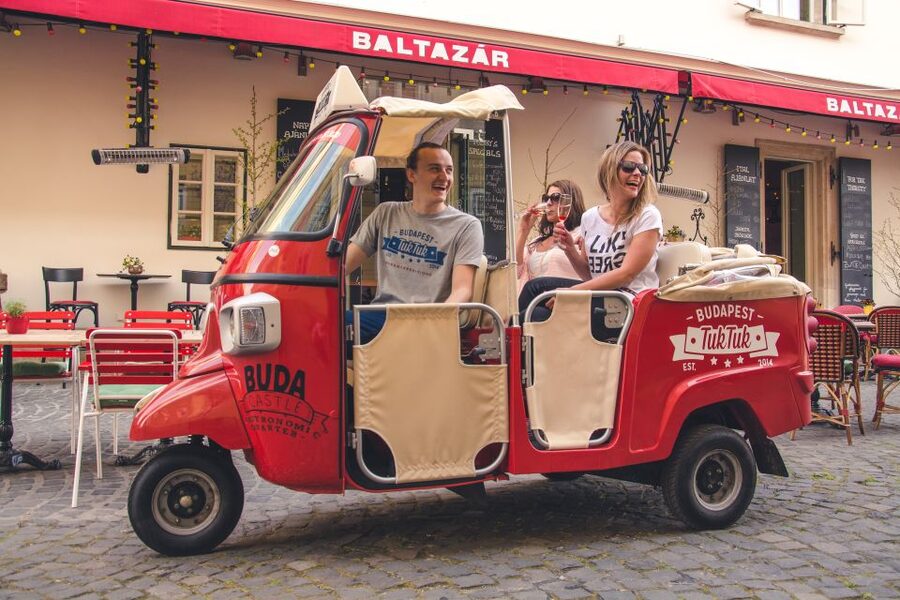 Budapest: Half-Day Exclusive Highlights Private Tour - Pest, central sights, and useful photo stops