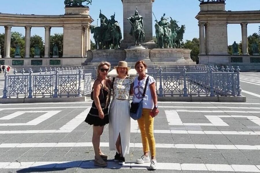 Budapest : Highlights & Hidden Gems Walking Tour - Crossing the Chain Bridge