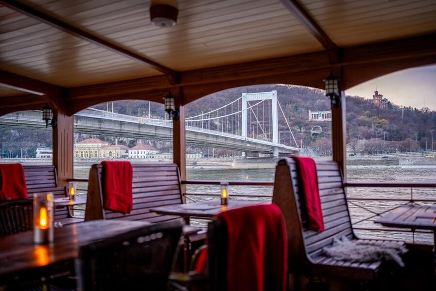 Budapest: Historic Cruise with Welcome Drink - Chain Bridge and Gresham Palace