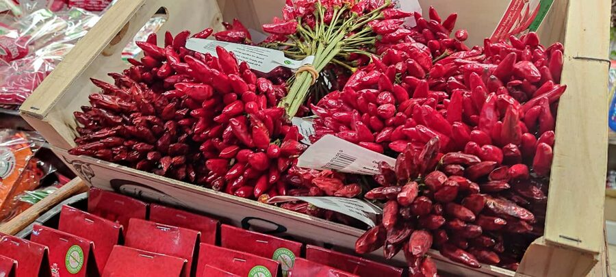 Budapest: Hungarian Cuisine in the Market Hall (german) - Inside the Central Market Hall