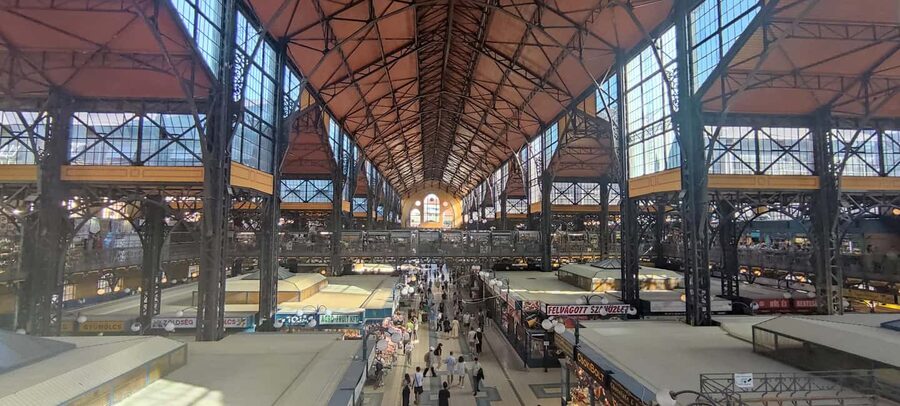 Budapest: Hungarian Cuisine in the Market Hall (german) - The food lesson goes beyond tasting