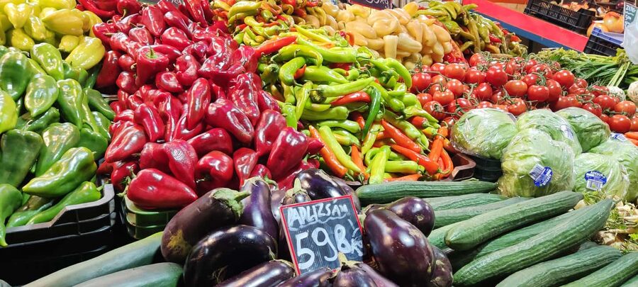 Budapest: Hungarian Cuisine in the Market Hall (german) - Meeting at Csarnok tér 1