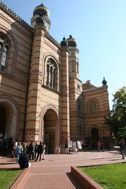 Budapest: Jewish Heritage Guided Tour with Synagogue Ticket - Beginning in Budapest’s Jewish Quarter