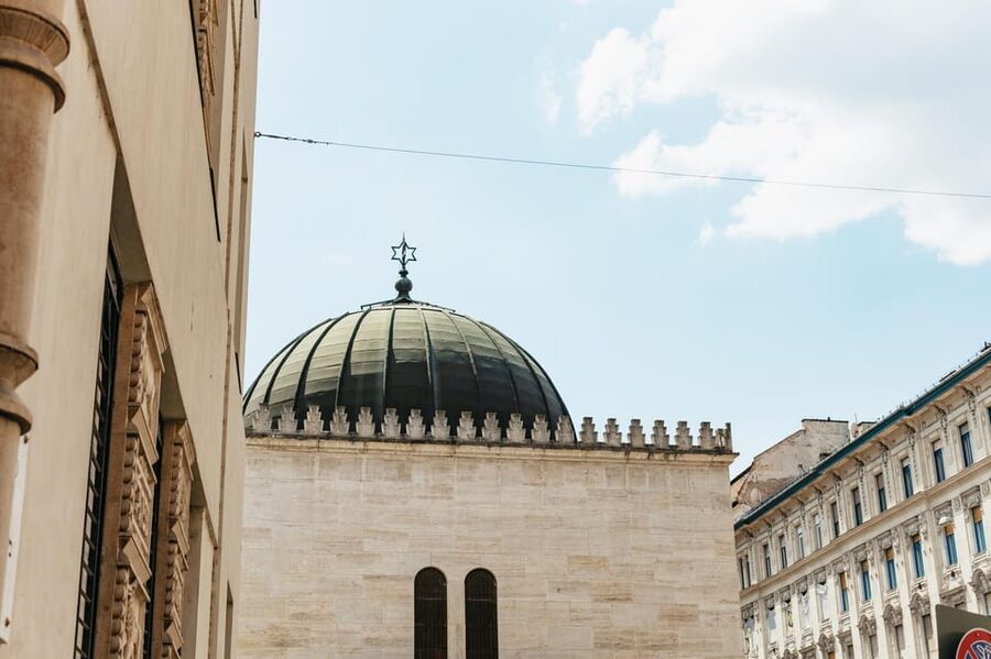 Budapest: Jewish History Guided Walking Tour with Historian - Flódni, coffee, and the short cafe stop