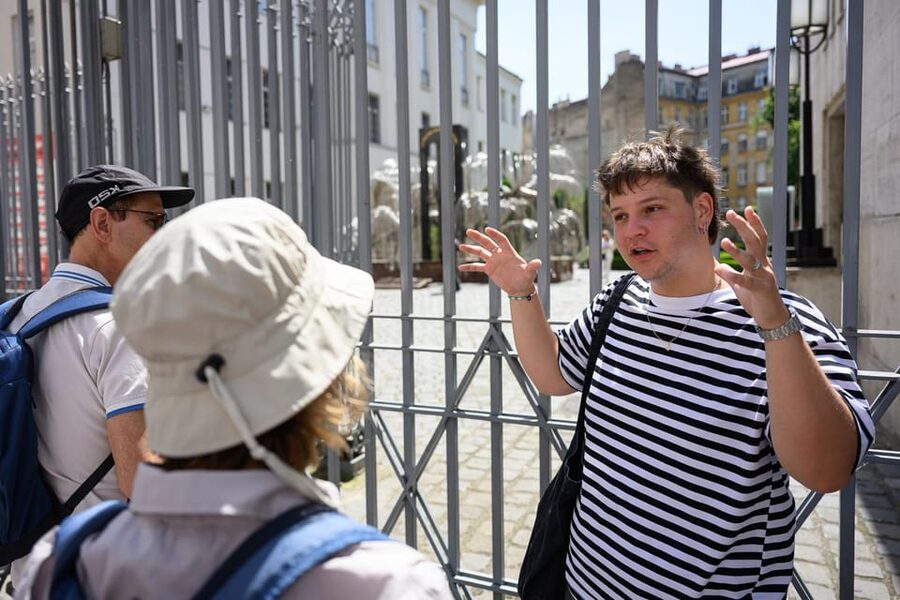 Budapest: Jewish History with Local Guide & Synagogue Ticket - The ghetto wall fragment and a difficult past