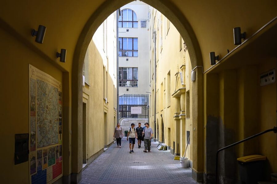 Budapest: Jewish History with Local Guide & Synagogue Ticket - What the two-hour format does well