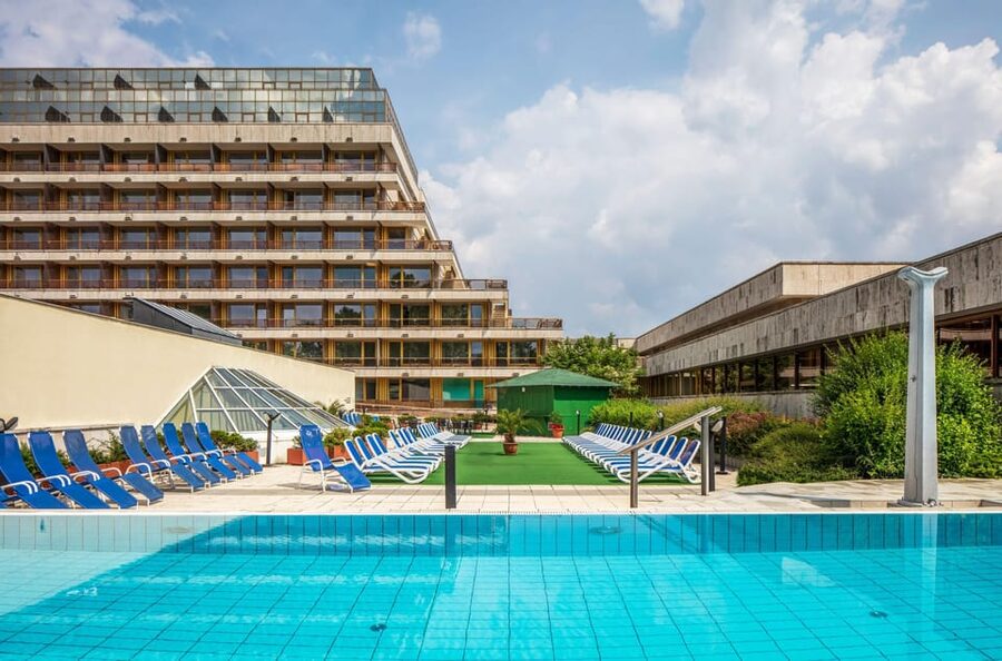 Budapest: Margaret Island Day Spa Entry Ticket - The thermal pools: warm water at different temperatures